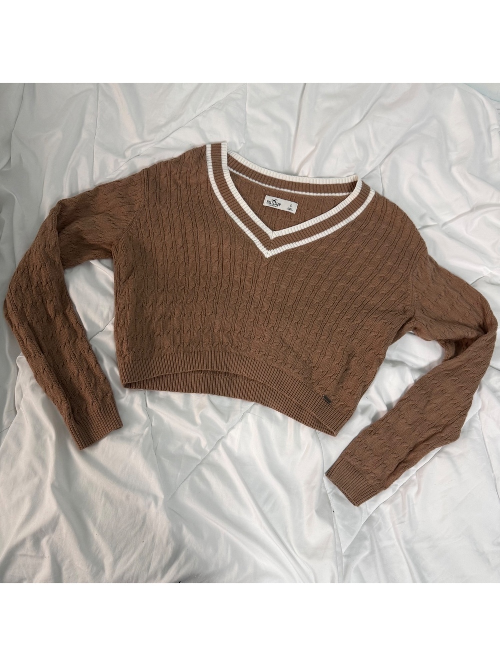 light brown and white v neck sweater cropped sweater hollister small fall autumn